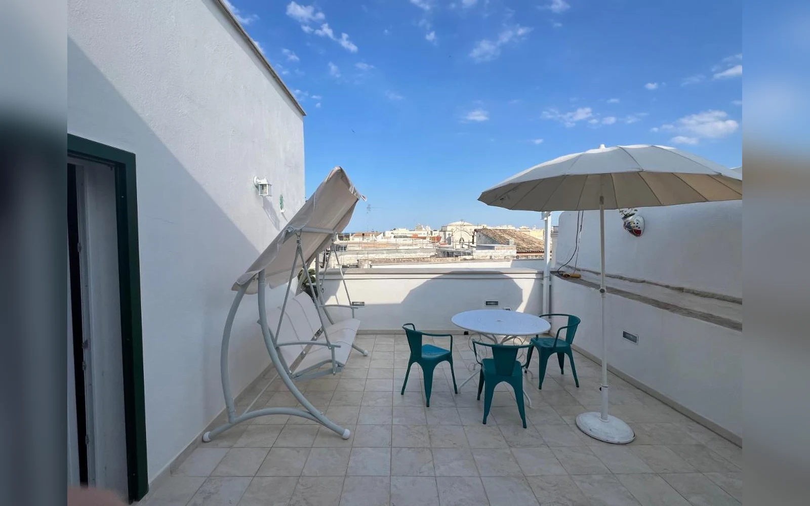 Terrazza Nostromo Francesco — La terrazza privata con tavolo, sedie e ombrellone